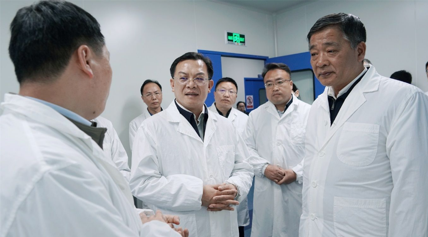 ▲ 图为长沙市委常委、长沙经开区党工委书记、长沙县委书记、长沙高铁新城党工委书记沈裕谋率队在泰州市中国医药城疫苗工程中心考察（长沙县委宣传部 供图）