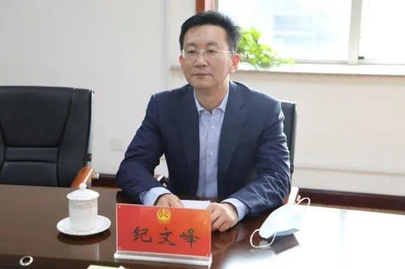 官方履历显示,纪文峰曾任胶州市政协三里河街道政协委员联络室主任