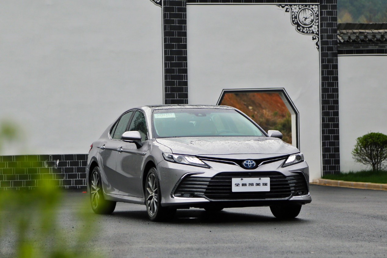 试驾广汽丰田全新凯美瑞:踏实靠谱遇上聪慧有趣