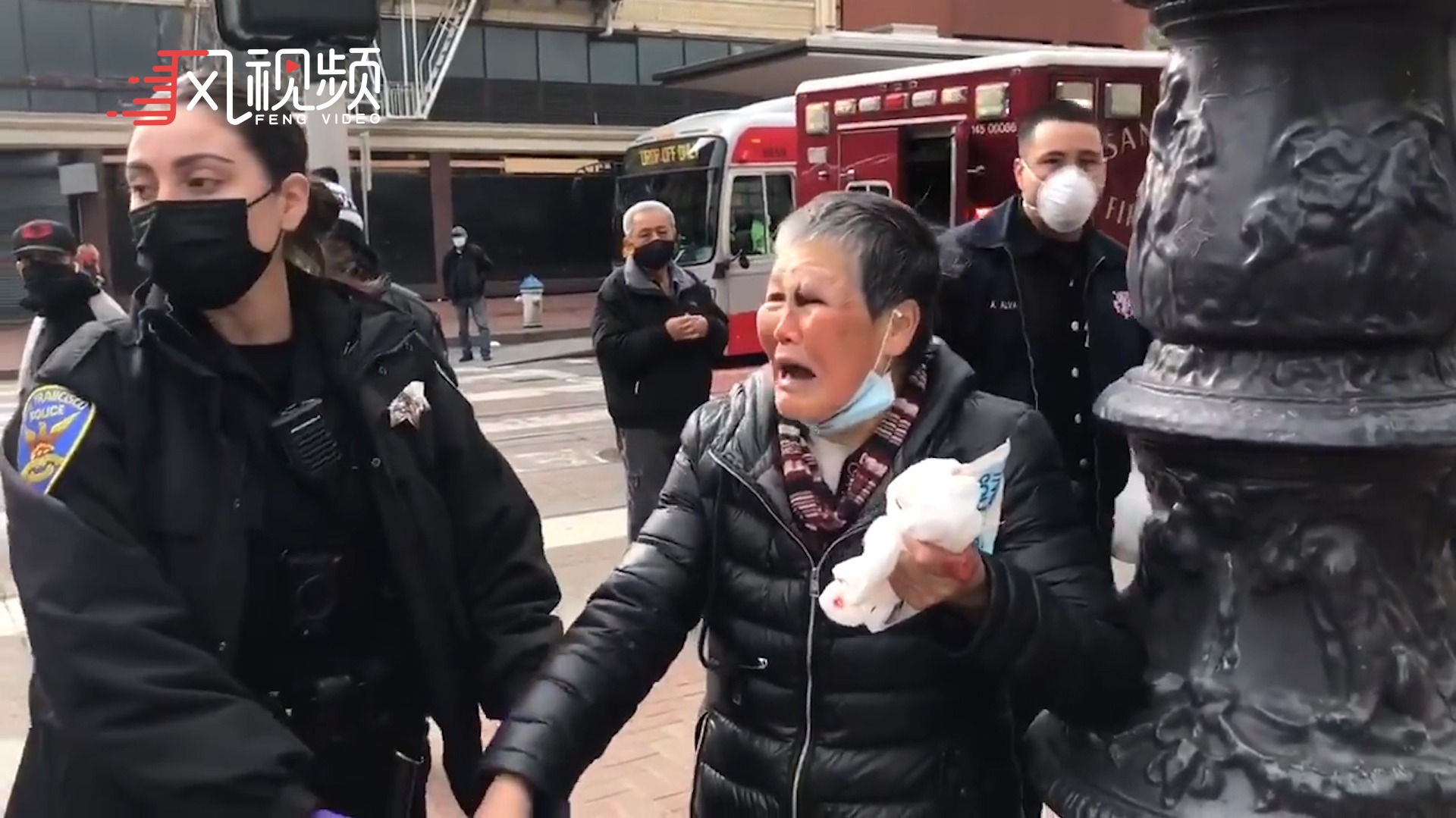 美国亚裔老太反击袭击者,袭击者最后被抬上担架