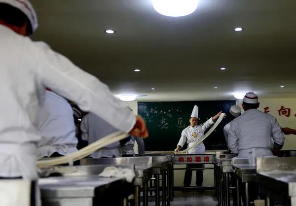 学徒们在兰州牛肉面专业技术培训中心学习制作拉面