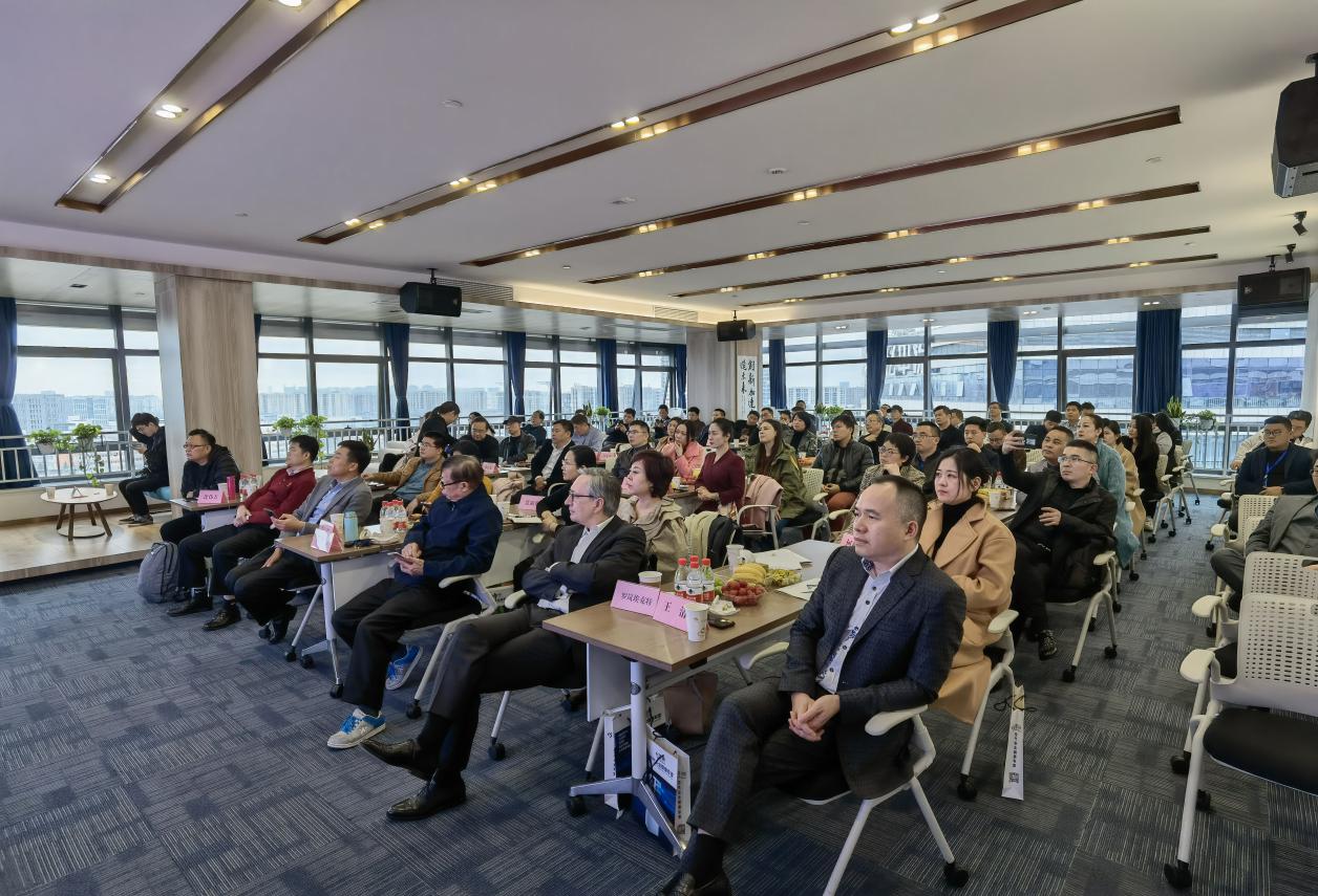 据专家介绍：自2005年以来，医院开始使用等离子空气消毒机，可以在有人的房间里使用，实现人机共存，实时杀菌消毒，防止人员交叉感染。