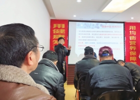 3月6日，长沙雨花区高桥现代商贸城伍福家园店内，李医生给老人们讲课。 图/本报记者