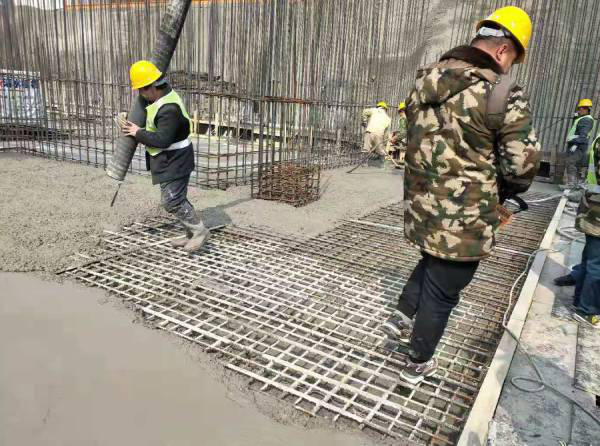 河北建工集团省四建二分公司井陉县医院项目第一块底板混凝土顺利浇筑完成