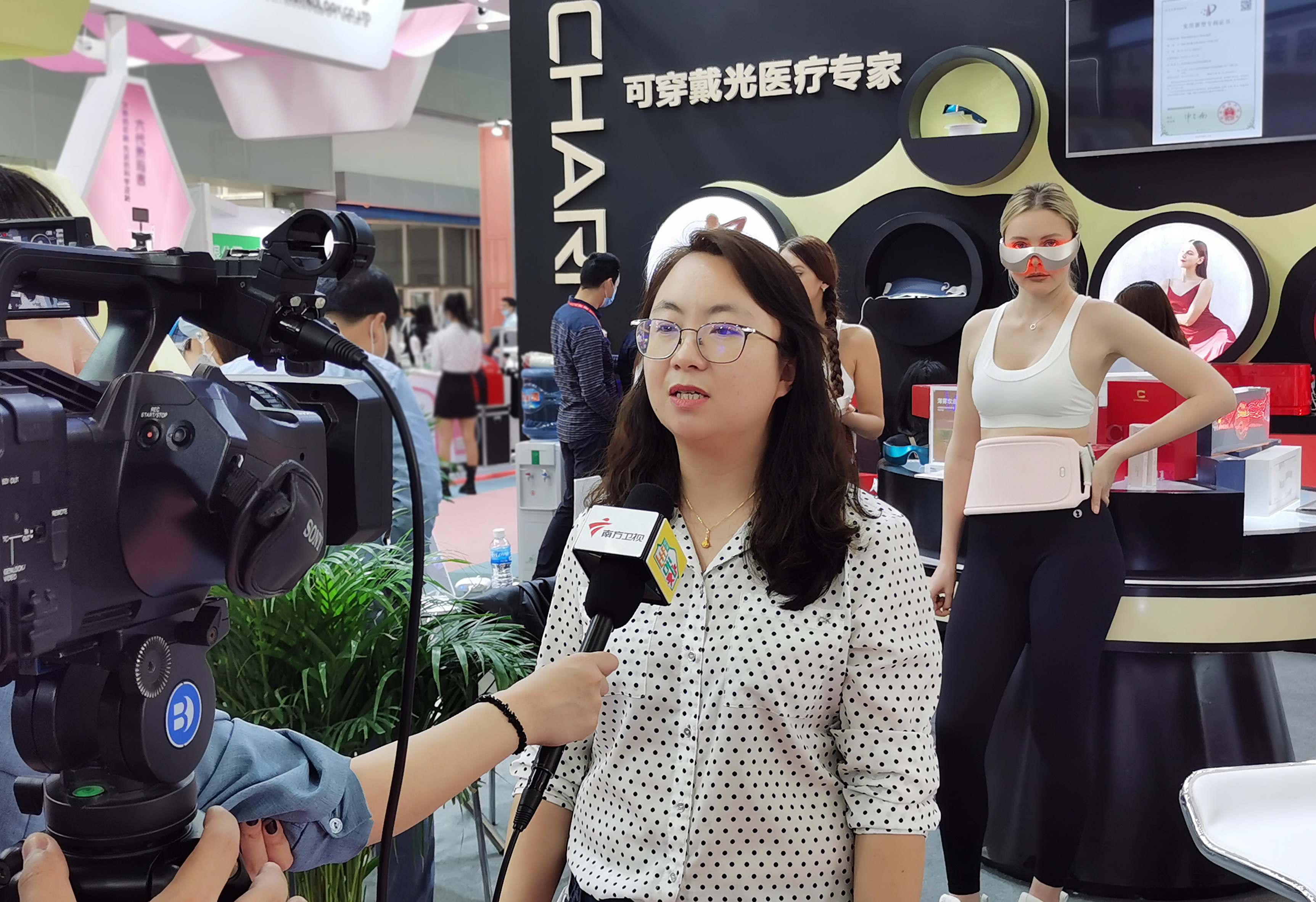 创盈光疗常务副总裁郭庆霞女士接受广东电视台,广州电视台等记者采访