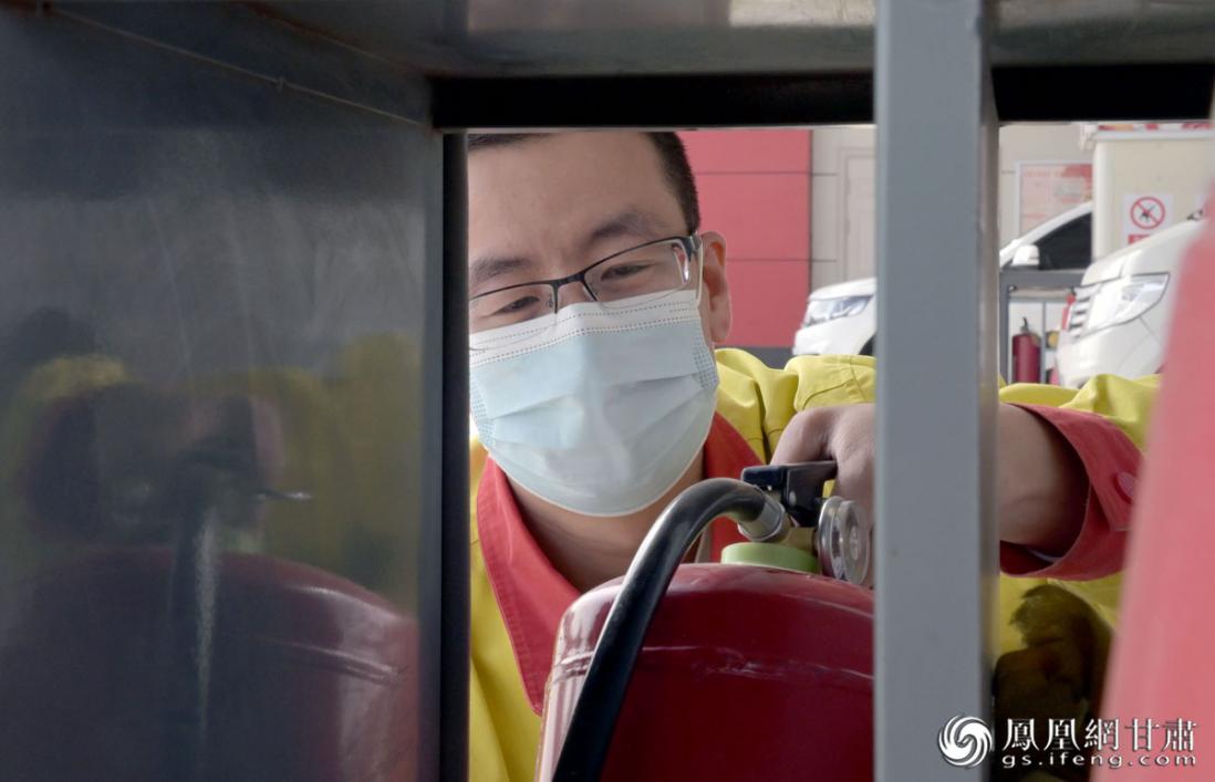 工作间隙，陈小平总会抽空检查加油站内的消防设备是否处于最佳状态。肖刚 摄