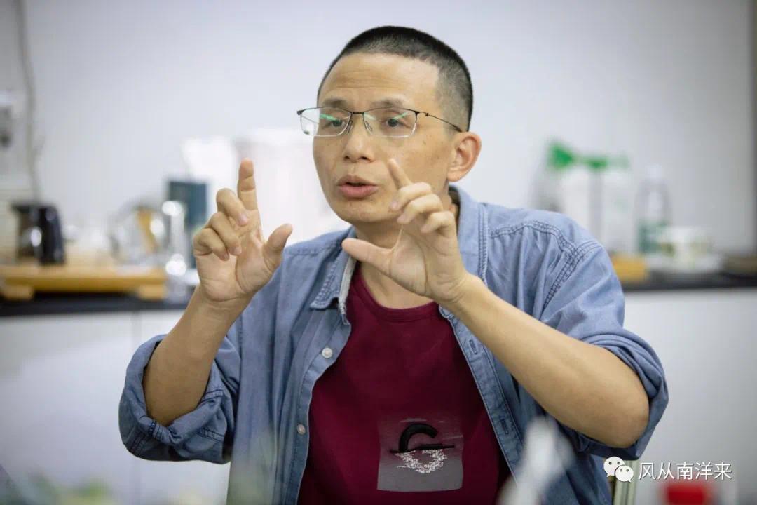 周泉根先生▲吴楚宴先生▲沙龙现场▲巨东先生朗诵《海南岛传》序言