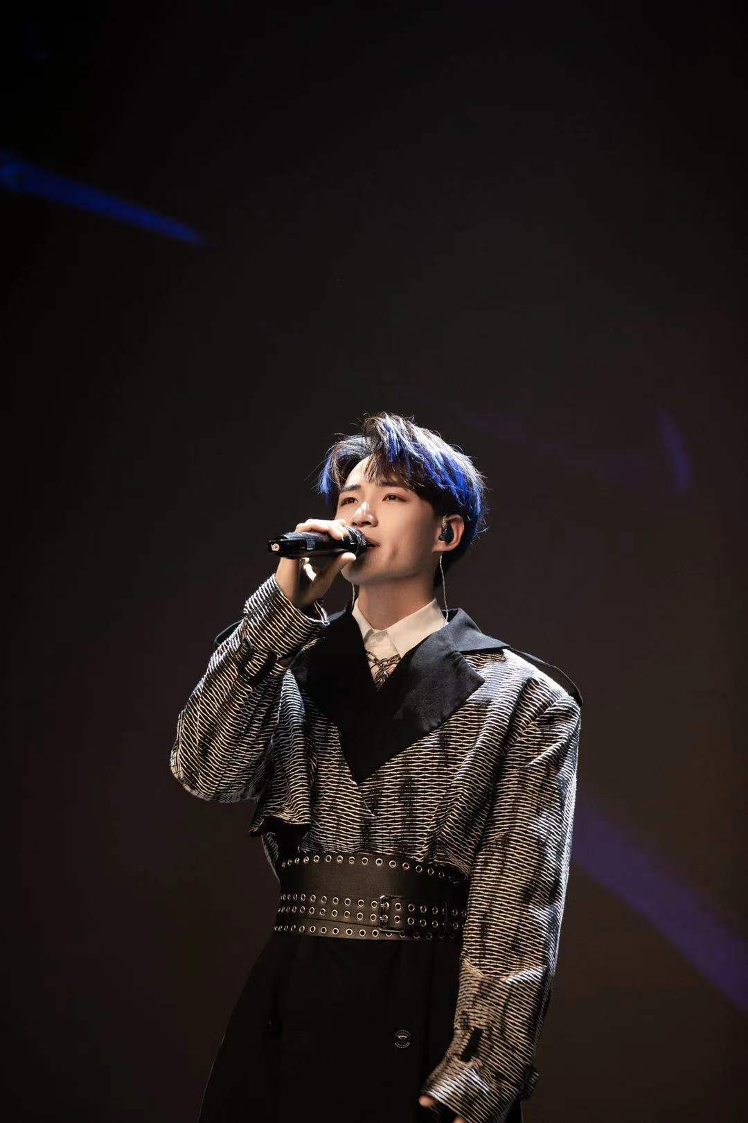歌手李鑫一发行最新单曲手背的翅膀
