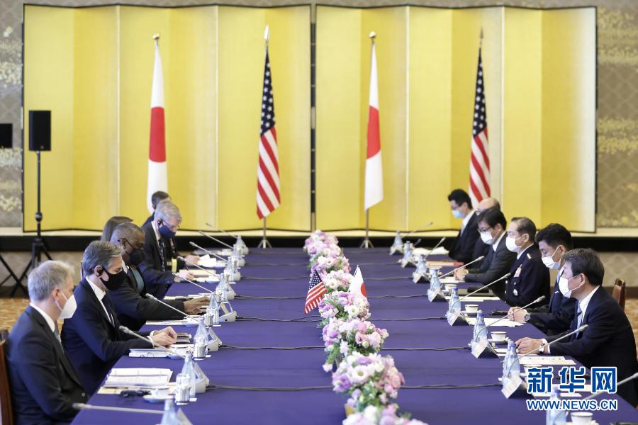 3月16日，访问日本的美国国务卿安东尼·布林肯（左二）和国防部长劳埃德·奥斯汀（左三）与日本外务大臣茂木敏充（右一）和防卫大臣岸信夫（右二）一同在日本在东京出席“2+2”会谈。新华社发（Pool图片，太田洁摄）