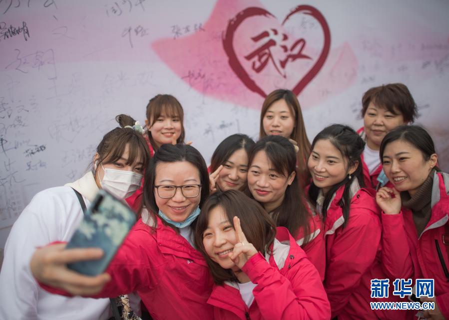 3月13日，上海第四批中医医疗队龙华医院医护人员在武汉大学合影自拍。新华社记者 肖艺九 摄