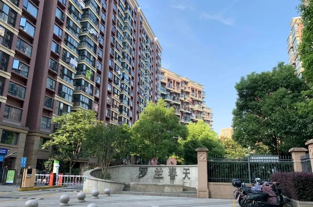 隔壁的罗兰春天,价格稍微争气一些,网签均价更新中,但也没有什么明显