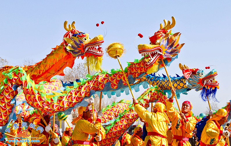 民乐现代丝路田园综合体民俗文化村广场上舞龙队正在进行"龙抬头"表演