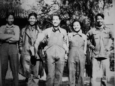 1938年王洛宾(左三)与萧军（左二）、洛珊（左四）等人在兰州合影