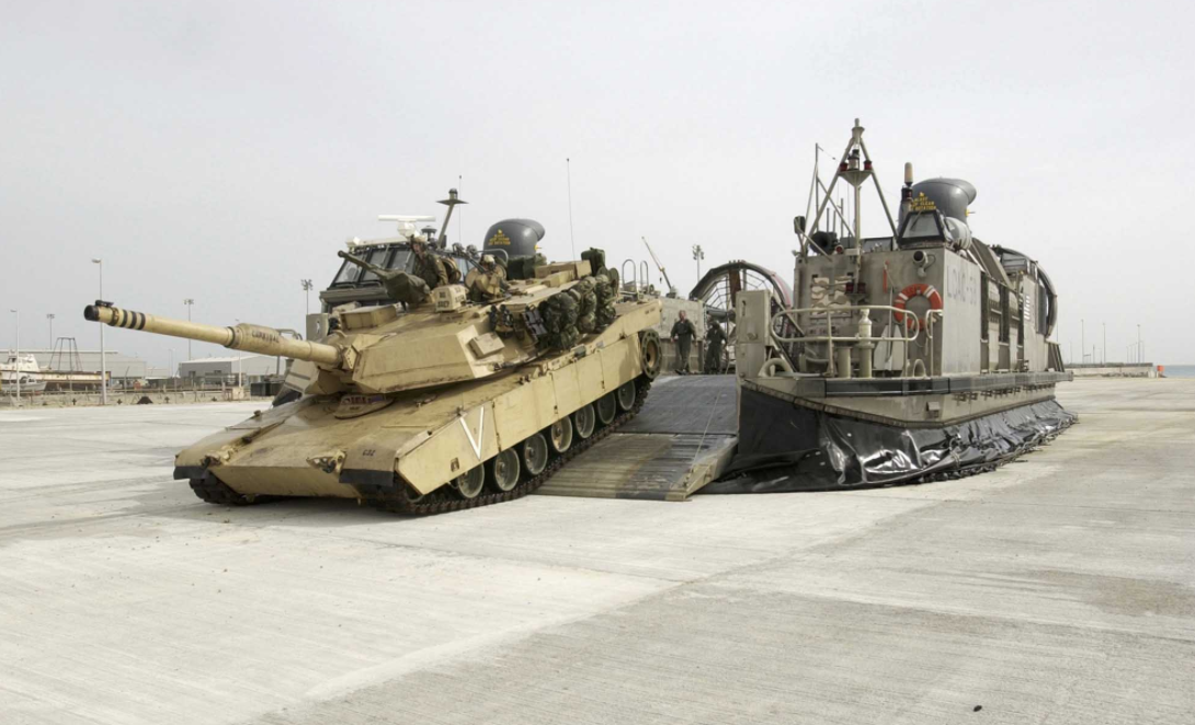 美国海军陆战队的M1A1坦克从气垫登陆艇上驶出。为了适应新的作战概念,美海军陆战队开始淘汰重型坦克,增强机动性和无人作战能力。