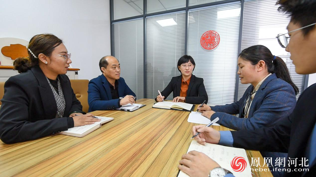 范琳琳和律师们一起讨论案件