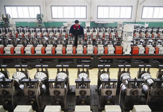 3月13日，工人在河北省唐山市丰润区一家金属门企业生产车间工作。