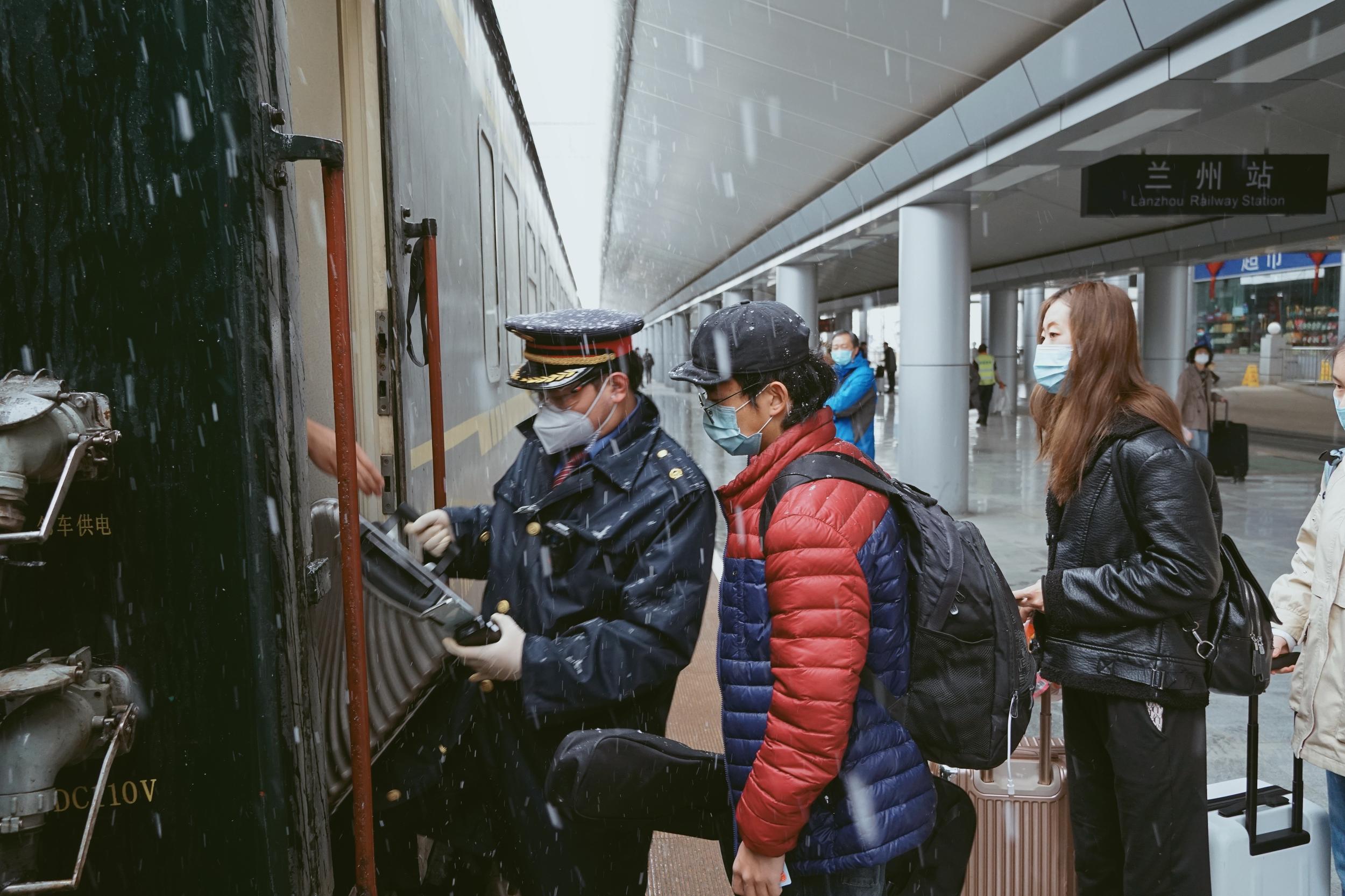 列車工作人員幫助旅客提拿行李