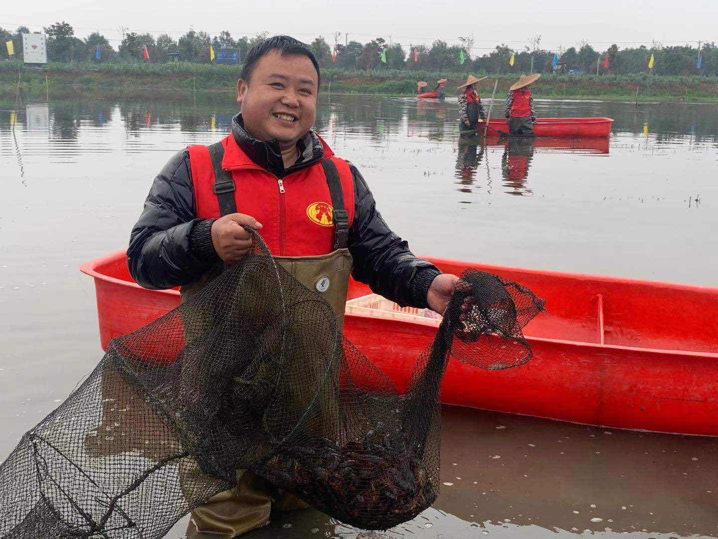 在熊口鎮趙腦村萬畝蝦稻共作基地,8條紅色漁船上各搭載2名蝦農,他們身