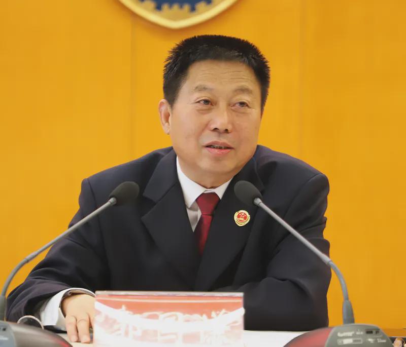 信阳市检察院郭国谦检察长为检察干警上专题党课