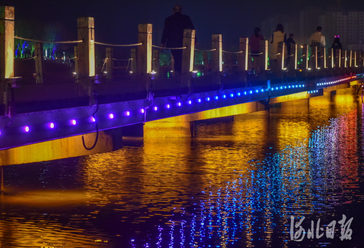 河北省迁西县滦水湾公园夜景。河北日报记者赵杰 摄影报道