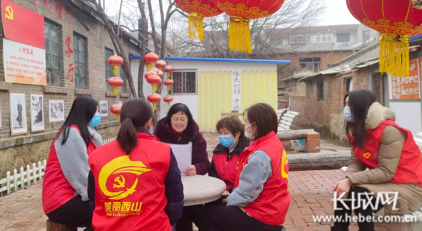社区老党员杨芳正在讲授党史课。