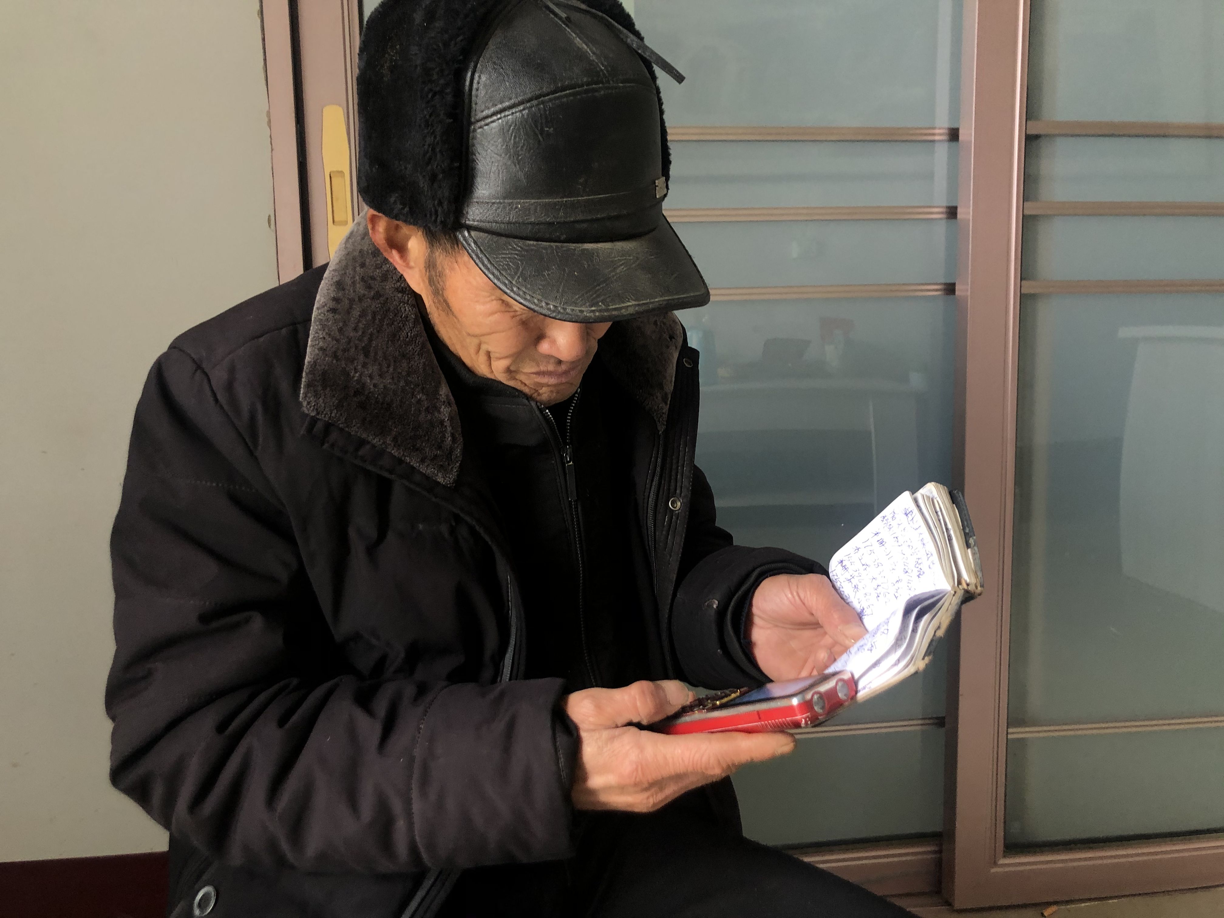 媒人吕有聚正在联系未婚男青年。新京报记者 杜寒三 摄