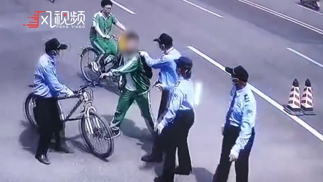 学生骑车进校门被保安拦下后发生冲突，争执中掏出凶器捅向保安腹部…