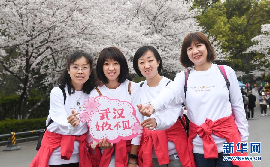 3月13日，来自山西太原西山总医院的援鄂医护人员在武汉大学赏花。新华社记者 程敏 摄