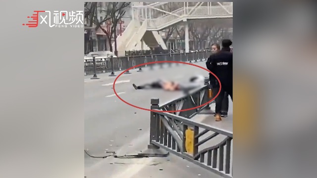 监控画面曝光！河南焦作三人骑一辆电动车，不幸与汽车发生惨烈碰撞