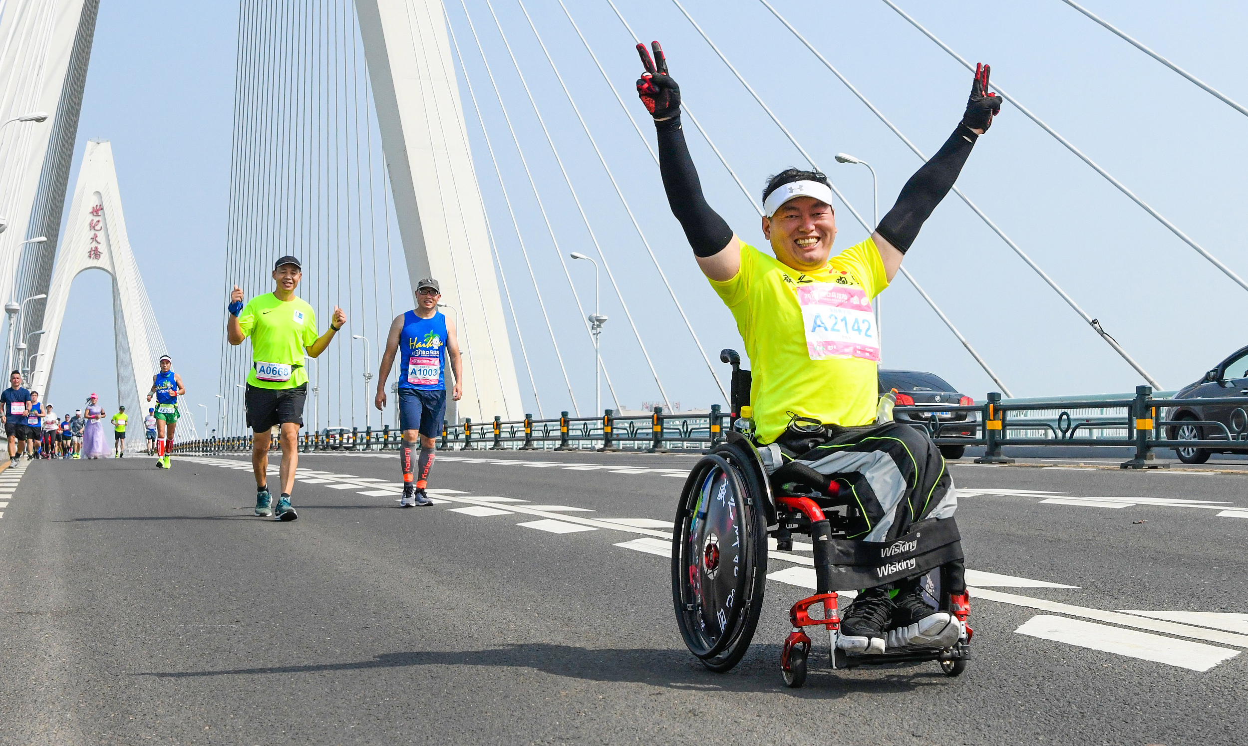 残疾人选手参与海口马拉松。