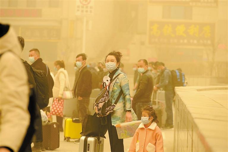 3月15日，河西多地出现沙尘暴，气温骤降，整个天空被浮尘笼罩。图为张掖遭遇沙尘天气，空气质量和能见度大幅降低。 掌上兰州·兰州晨报记者 裴强 摄