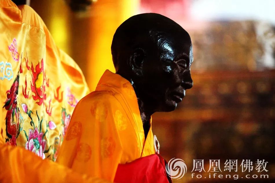 六祖惠能大师诞辰，瞻礼六祖真身舍利获福无量！_凤凰网
