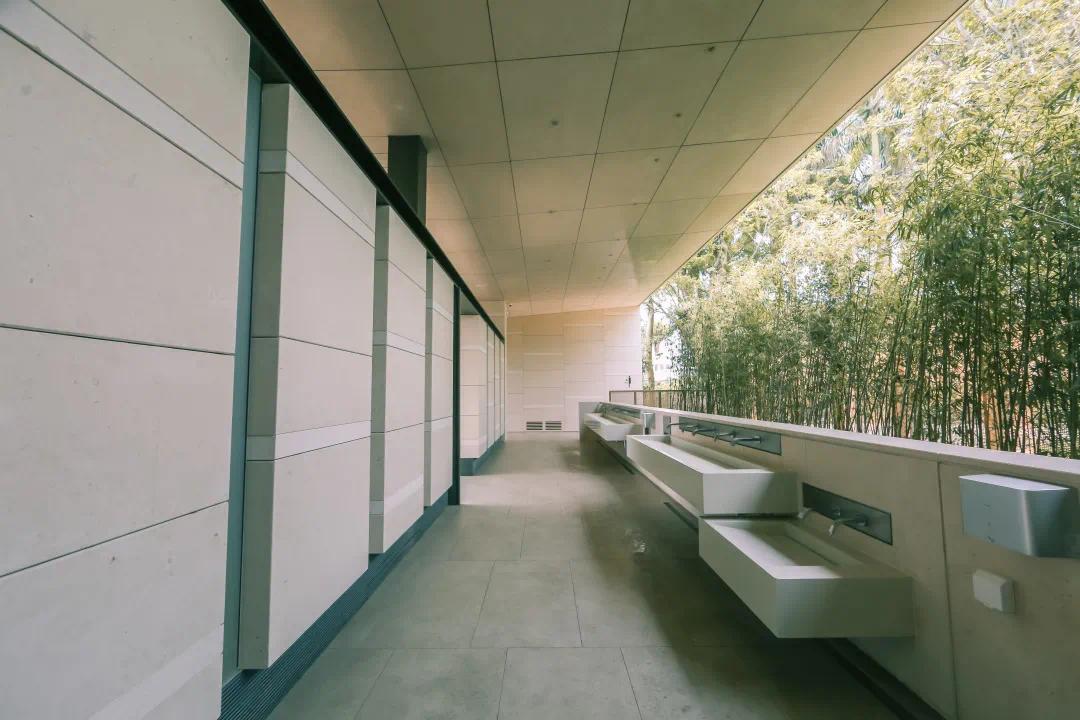 莲花山公园山顶厕所位于福田中心区中轴线,与展厅共同组成了山顶建筑