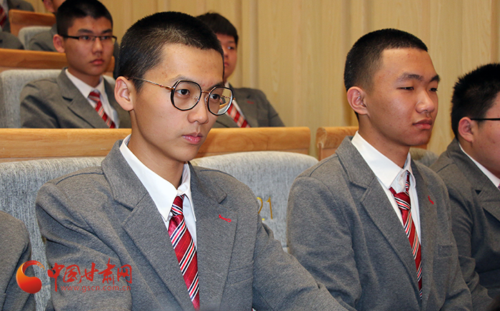 现场同学认真聆听