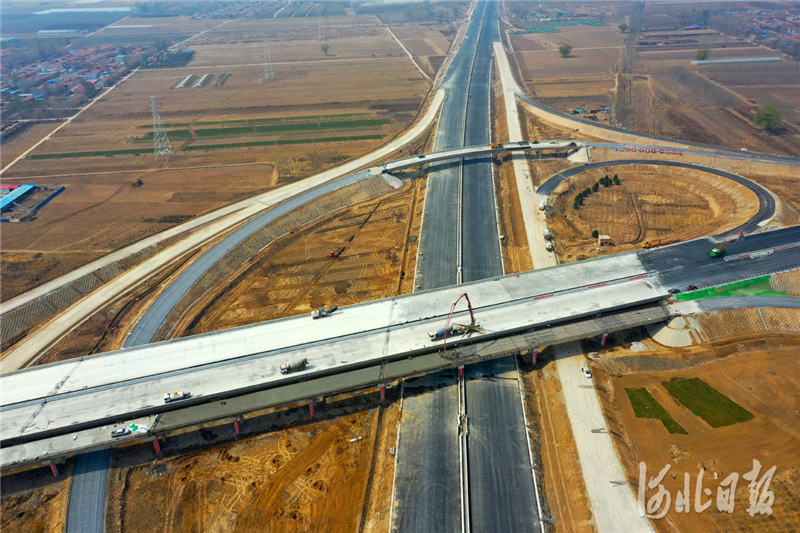 2021年3月25日，航拍建设中的荣乌新线、京德高速公路互通工程。河北日报记者赵永辉摄影报道