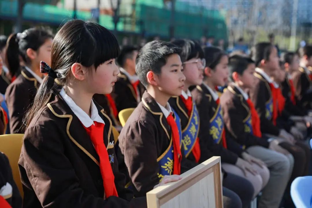 非遗传承人将杭州四十二景之一的“崇文舫课”搬到了校园…学生大呼“看到了历史”！