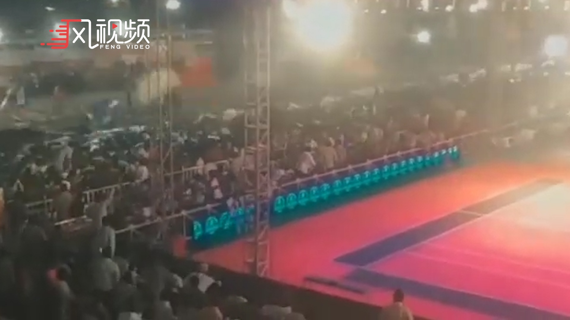 印度体育场看台倒塌百人受伤，观众遭“灭顶之灾”齐齐倒下