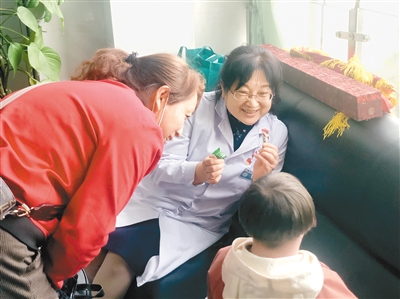 斯瑞问李红霞要糖果吃。