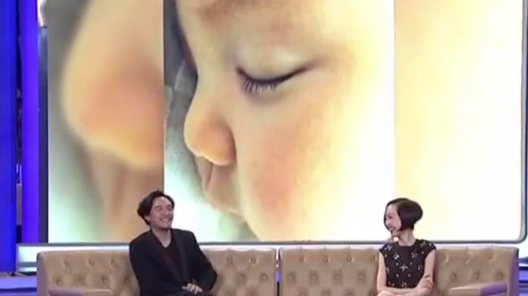 张震女儿的照片曝光，鲁豫直呼：好可爱！