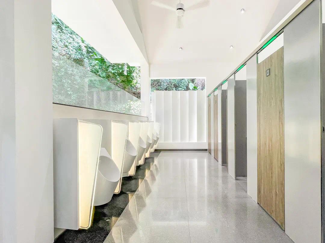 皇岗公园公厕位于中国古典风格的奕园旁,设计采用现代中式手法,建筑外