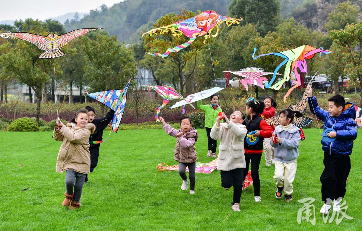 3月21日,镇海九龙湖镇在秦山村开展"春暖花开,放飞梦想"系列风筝节