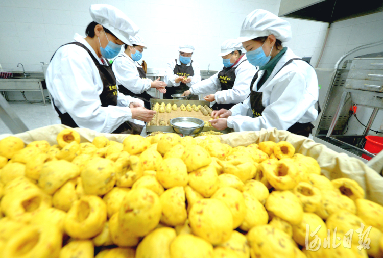 近日，位于河北省大城县的廊坊市远扬实业有限公司黄金塔食品分公司员工在加工薛家窝头。