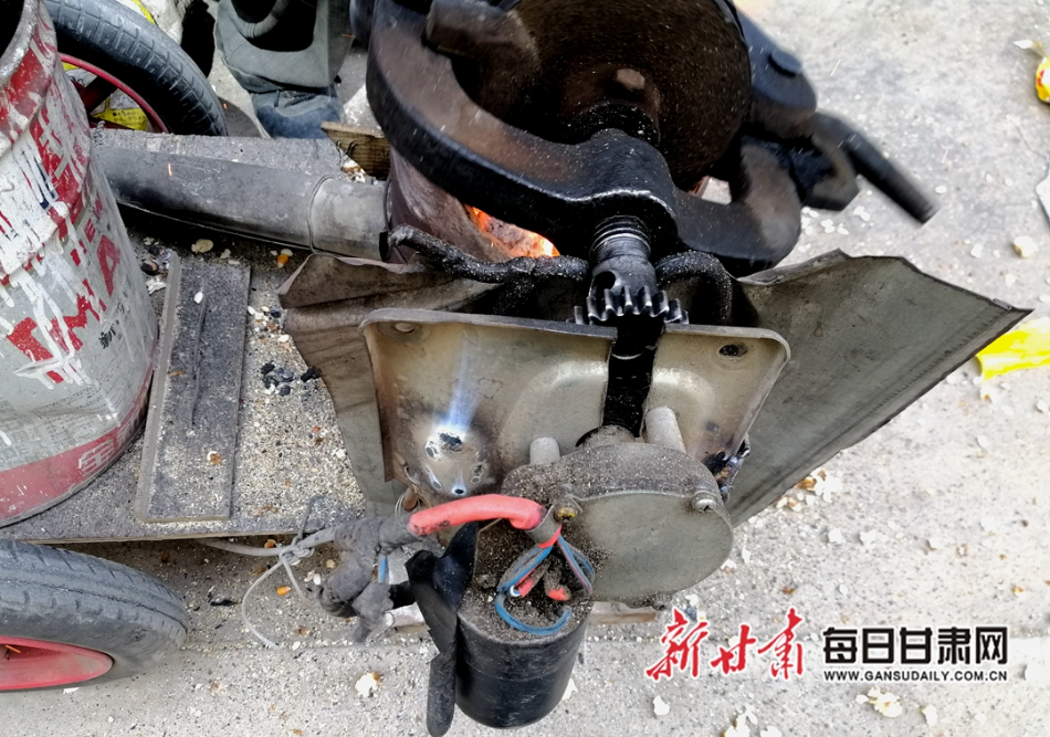 电瓶驱动小齿轮，让爆米花机“自动”转起来。