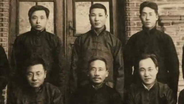 1917年，蔡元培初到北大上任时，曾主动摘下帽子向杂工们打招呼