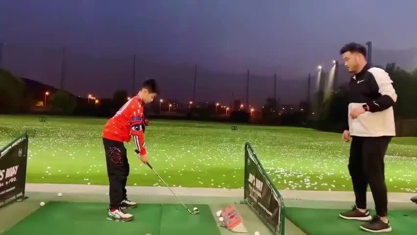 又一运动小健将！杨阳洋打高尔夫，动作标准又娴熟