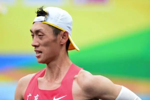 比赛中 新华社记者 杜宇 摄↑王凯华(前)在比赛中 新华社记者 黄博涵