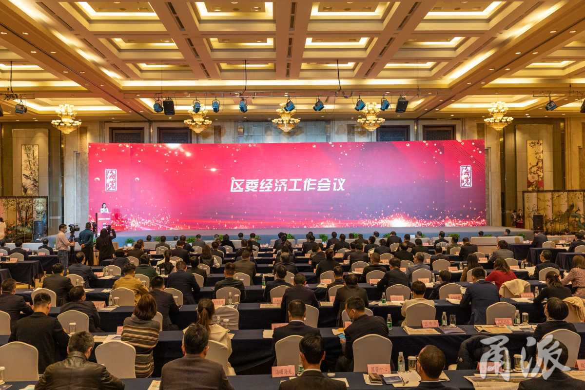 会上,海曙区委书记褚孟形围绕"海曙的未来,值得企业期待""企业的未来