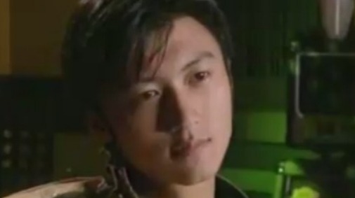 谢霆锋拍家庭合照时不笑，竟然被妈妈打了一顿！