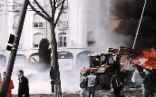 法国农民开拖拉机上街倒粪肥 抗议政府征收“氮肥税”