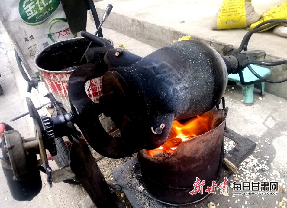 架在火炉上的爆米花机